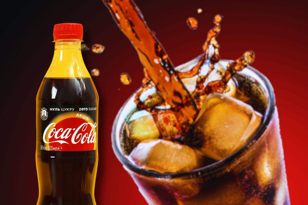 Coca Cola in bottiglia e nel bicchiere con ghiaccio