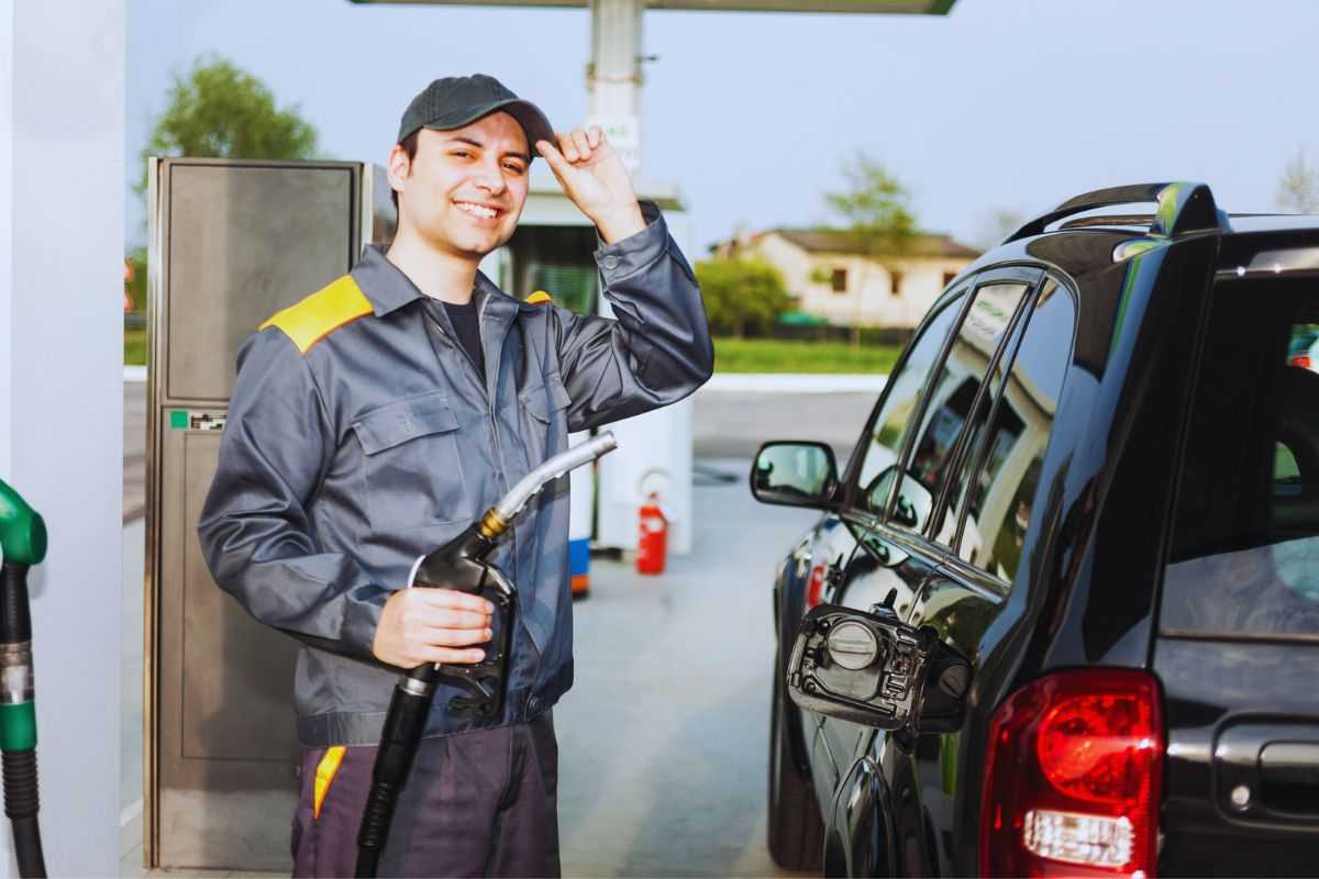 Operatore pompa di benzina sorridente