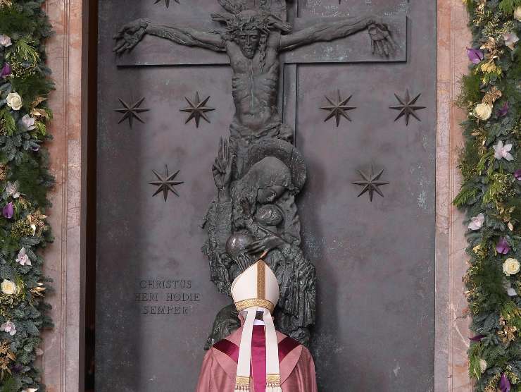 Papa Francesco apre la Porta Santa della Basilica di San Giovanni a Roma