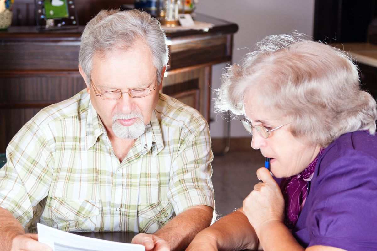 Coppia di pensionati preoccupati