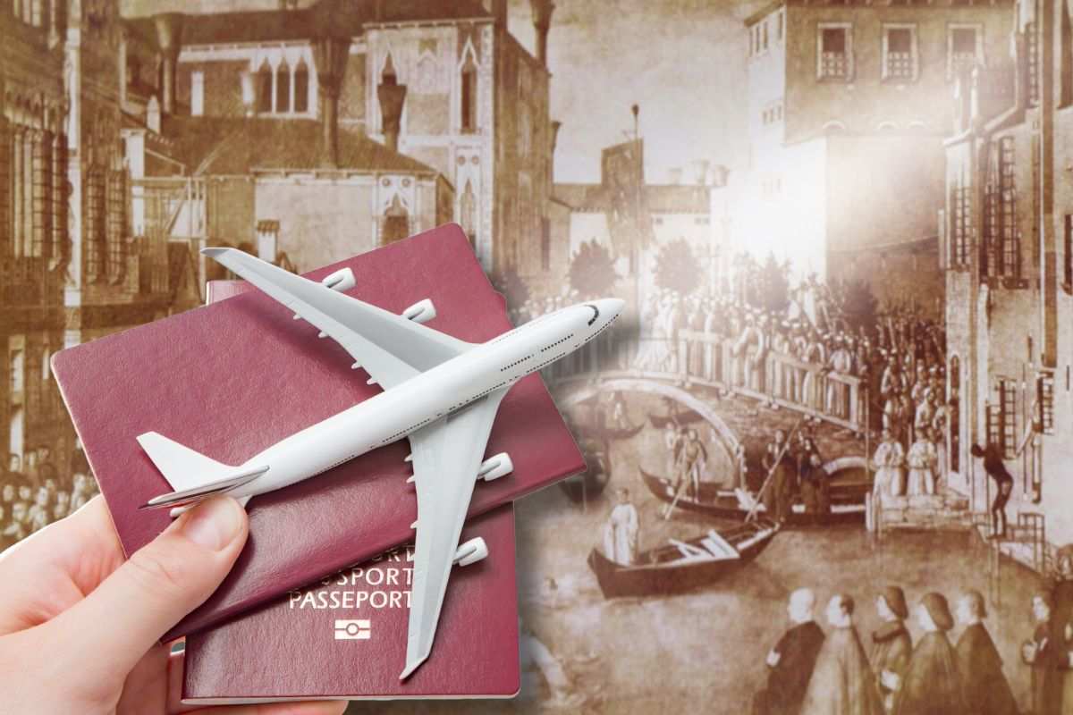 Passaporto con miniatura aereo in mano e foto vecchia Venezia come sfondo