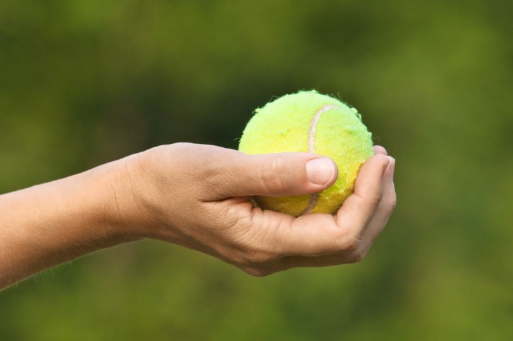 pallina da tennis in mano