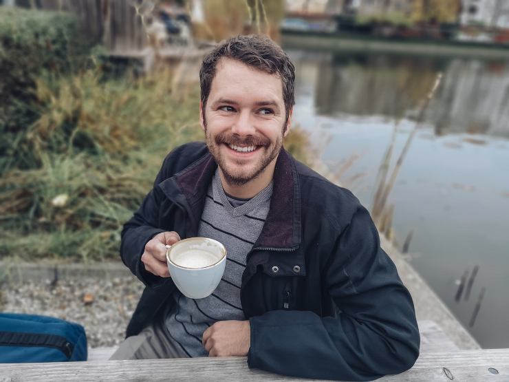 uomo che beve il cappuccino