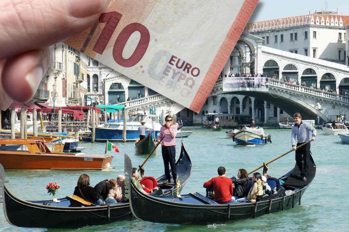 Gondole a Venezia, mano che tiene 10€