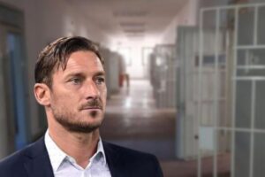 Totti sullo sfondo le porte di un carcere