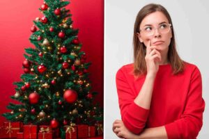 Albero Natale con sfondo rosso e donna vestita di rosso