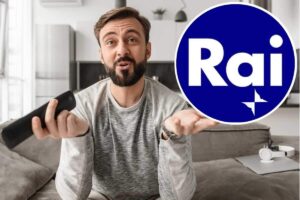 Uomo con telecomando, logo Rai